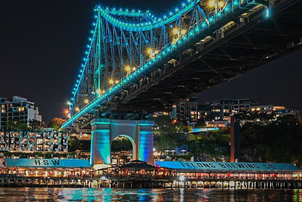 a photo of the story bridge and felons in brisbane at night