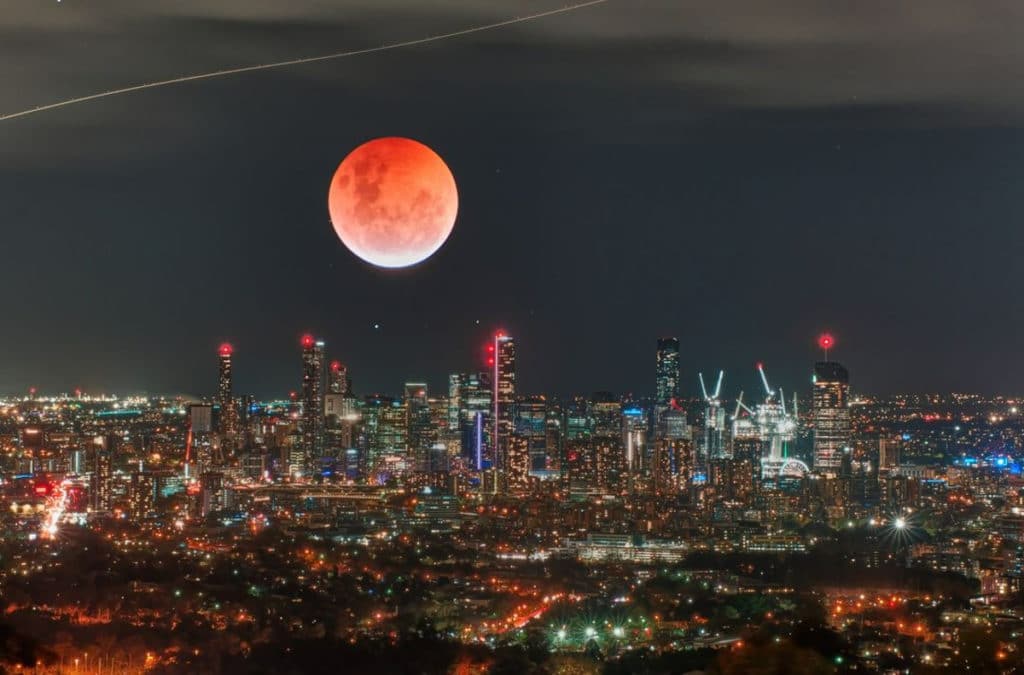 10 Epic Photos Of Last Night’s Lunar Eclipse And Blood Moon In Brisbane